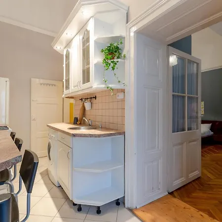 Lovely Next To Synagogue. Apartment Budapest