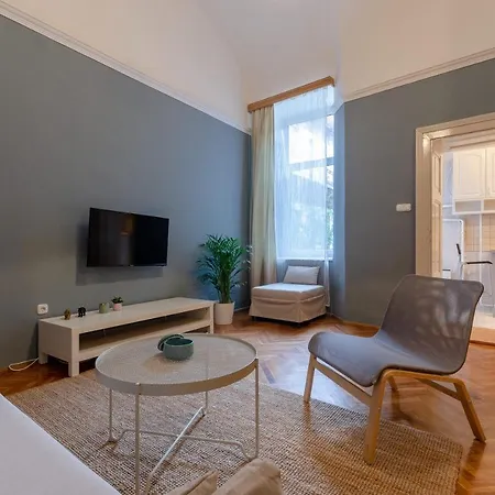 Apartment Lovely Next To Synagogue. *